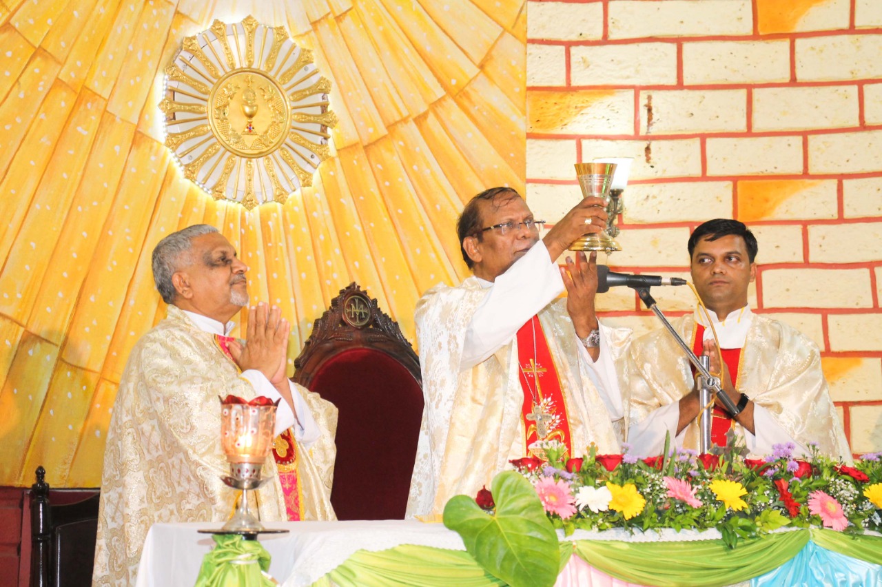 Bishop Alwyn celebrating the inaugural Eucharist for the synod 